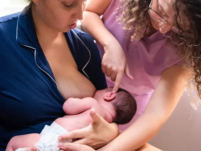 Especialista en lactancia orientando a una madre sobre el agarre y la posición de su bebé