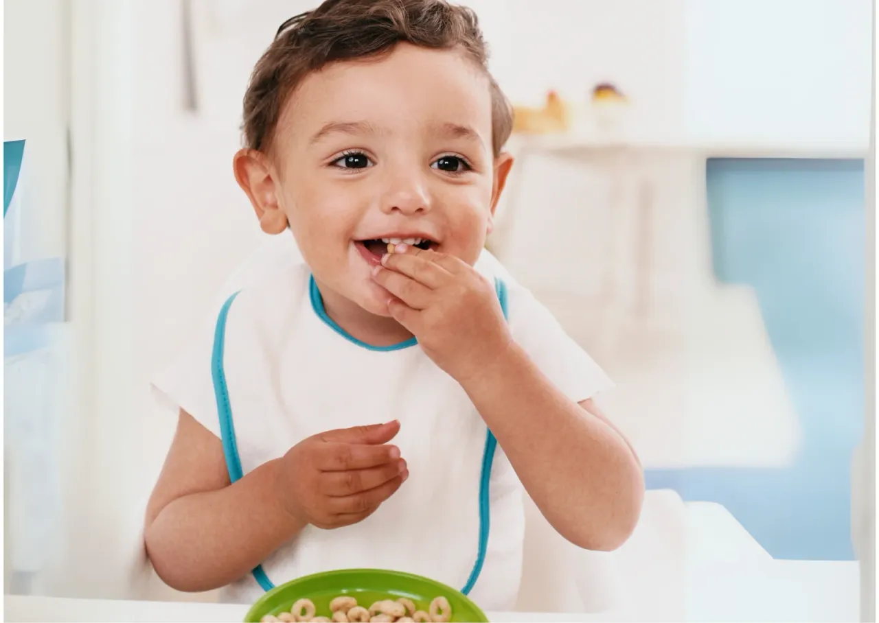 Un niño consumiendo un cereal compuesto por arroz.