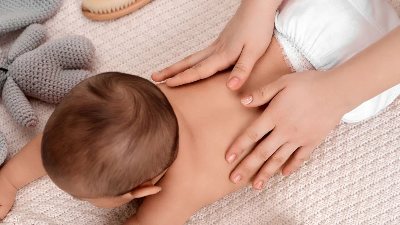 Madre acariciando a su bebé luego de lactar.