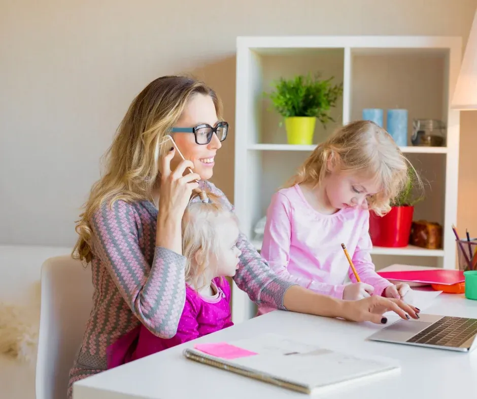 Mamá trabajadora con sus hijas