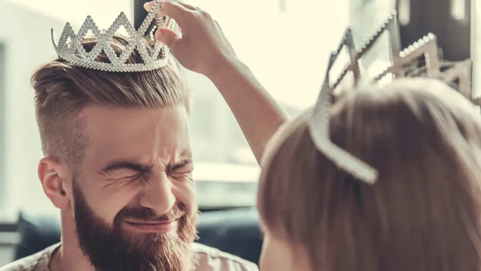 Papá jugando con su hija luego de implementar el Dad Reset.