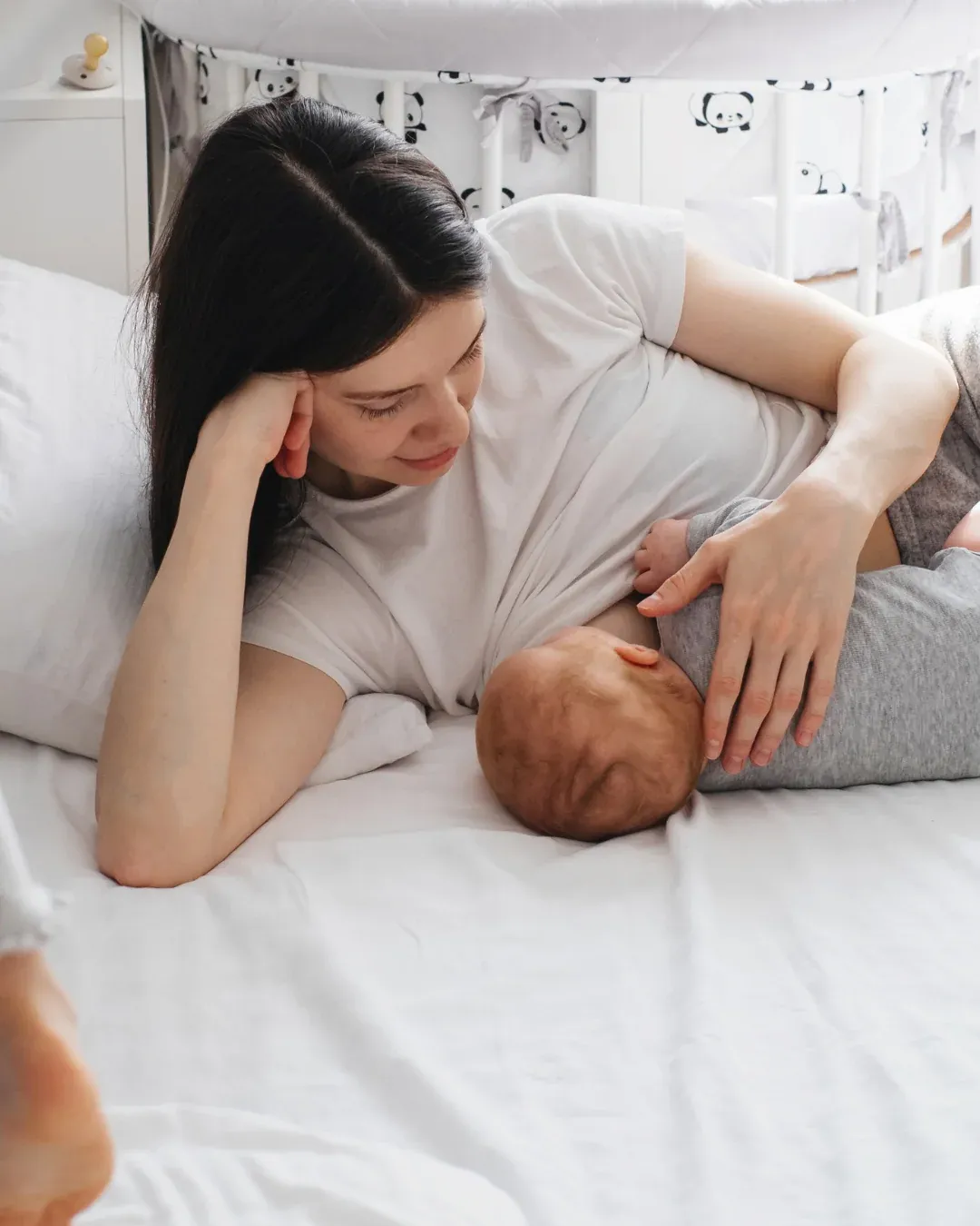 Madre lactando a su bebé.