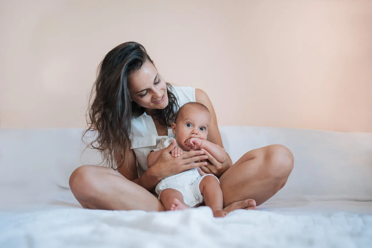 mamá cuidando de su bebé.