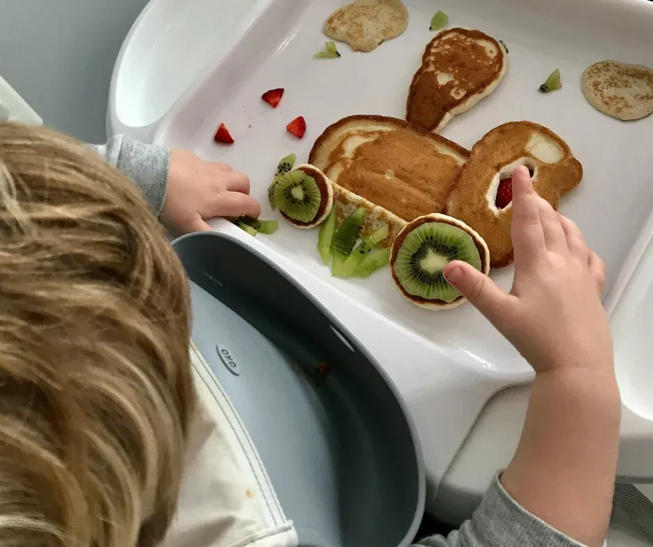 Bebé haciendo Baby Led Weaning. Alimento para bebé