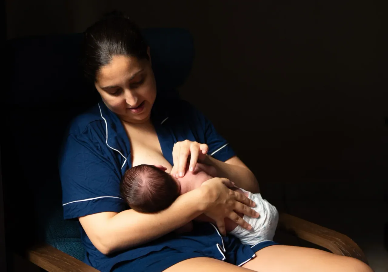 Madre lactando a su bebé.