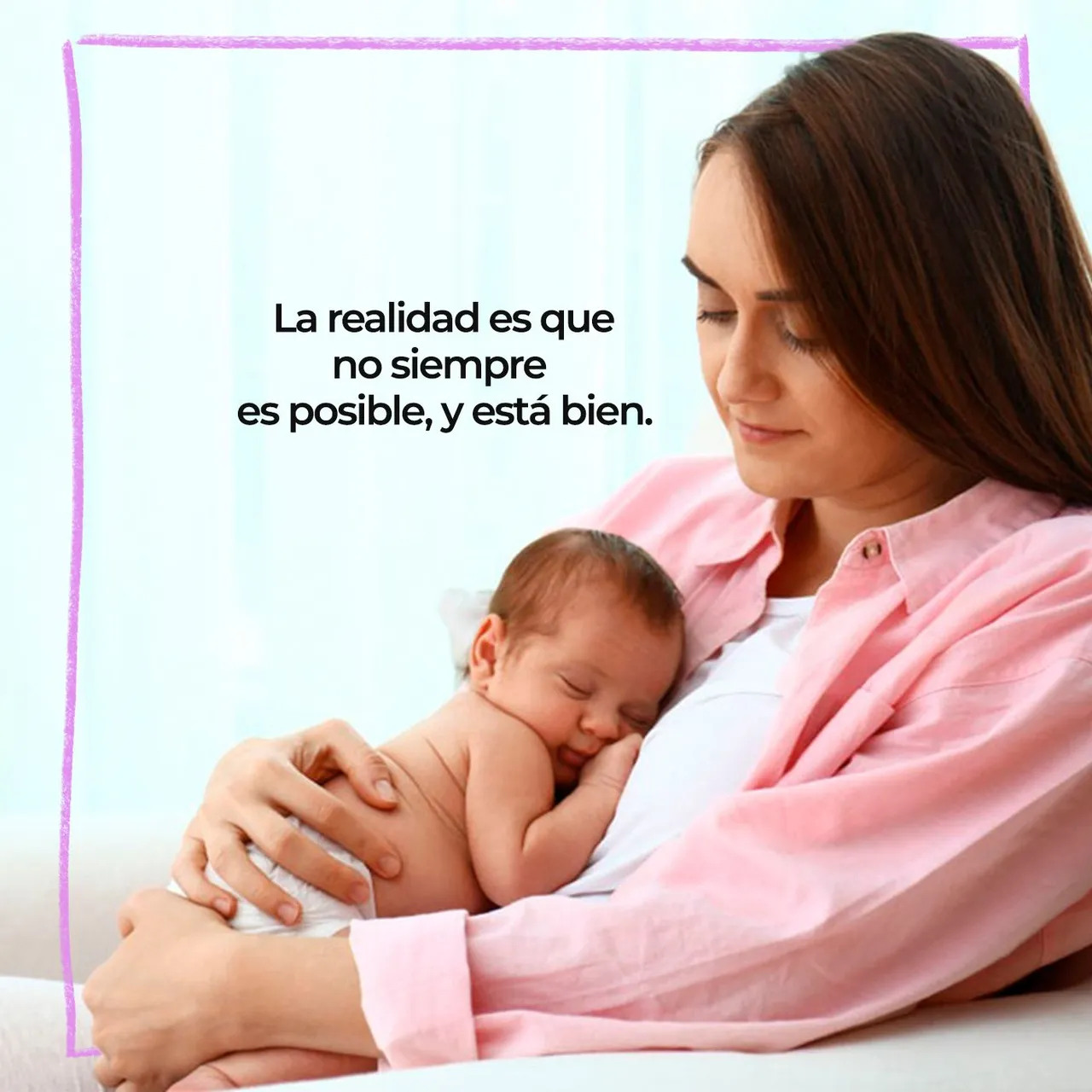 Madre sonriendo mientras sostiene a su bebé