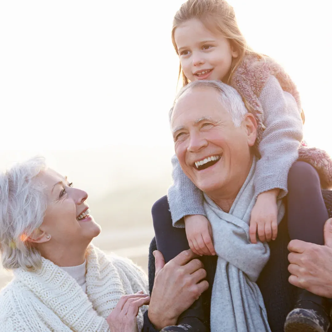 Abuelos cuidadores con su menor.