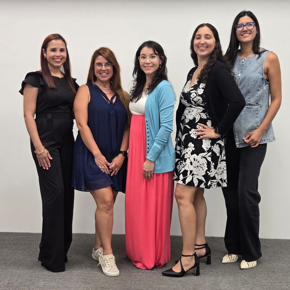 Integrantes del equipo de Blooming Families Clinic sonriendo juntas en una foto grupal