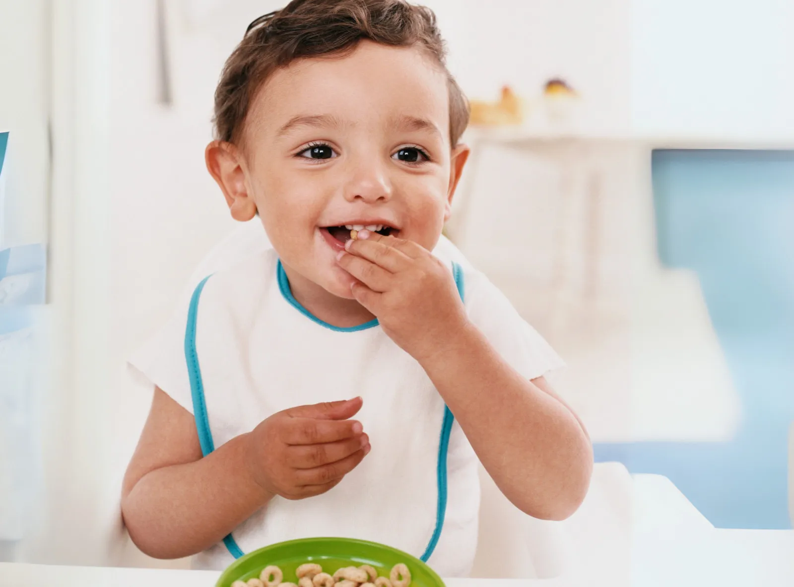 Un niño consumiendo un cereal infantil compuesto de arroz.