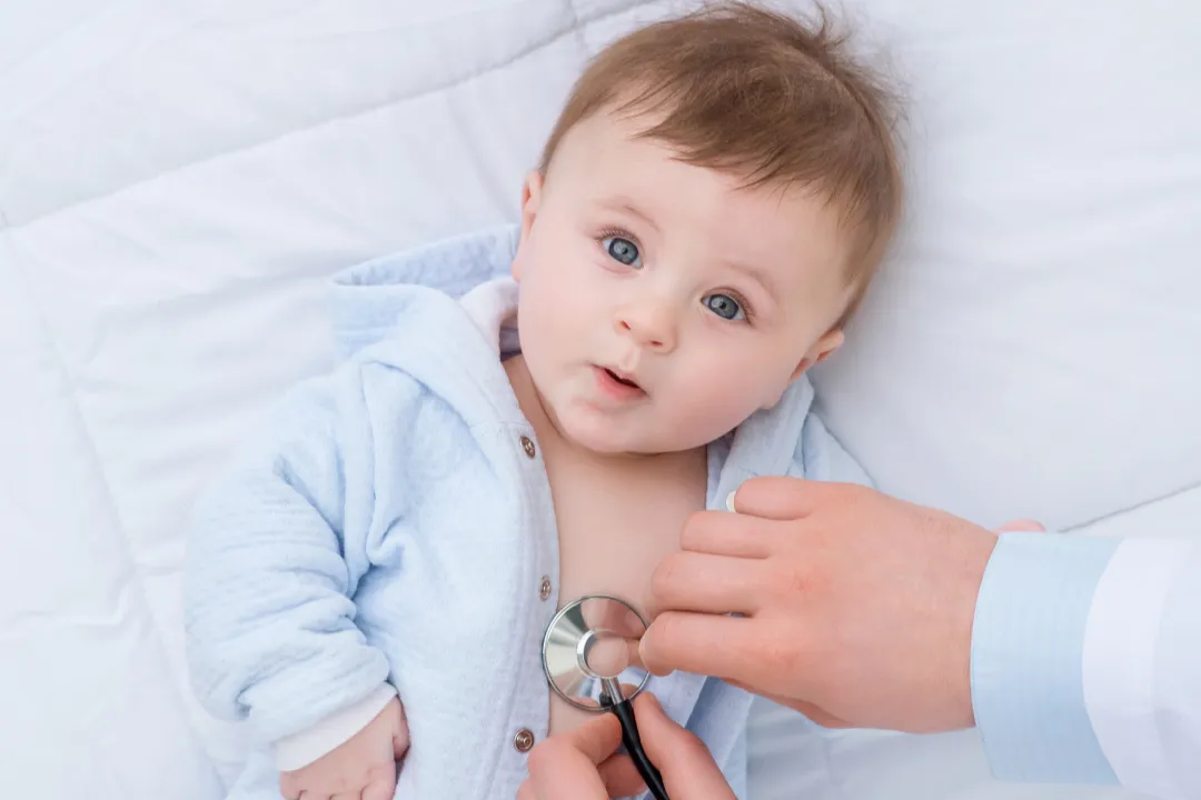 Bebé en su visita al pediatra