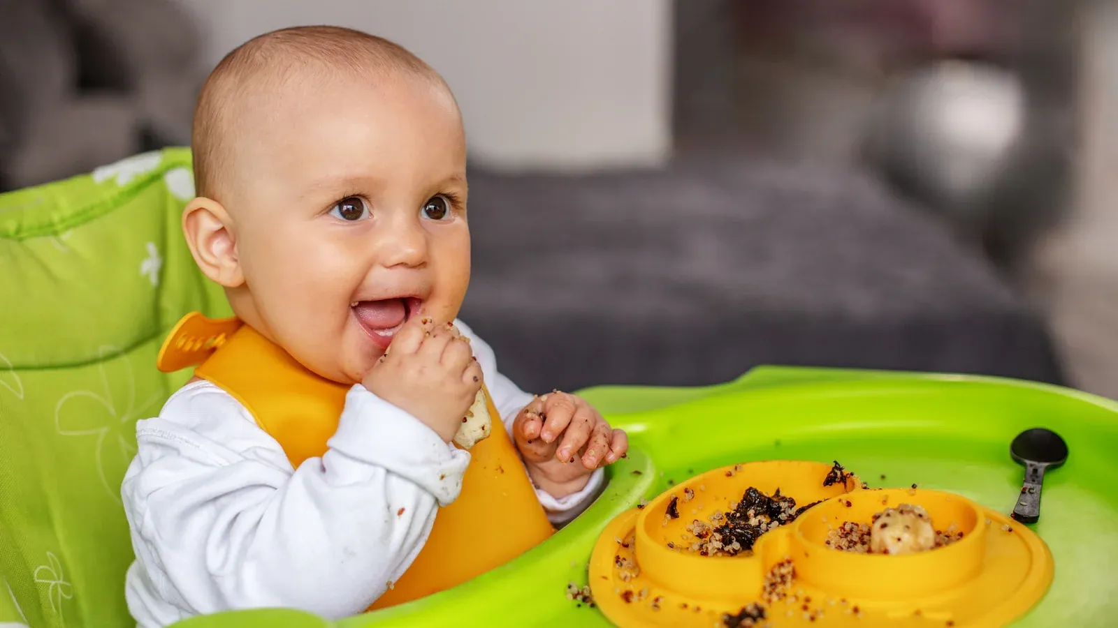 Bebé alimentándose