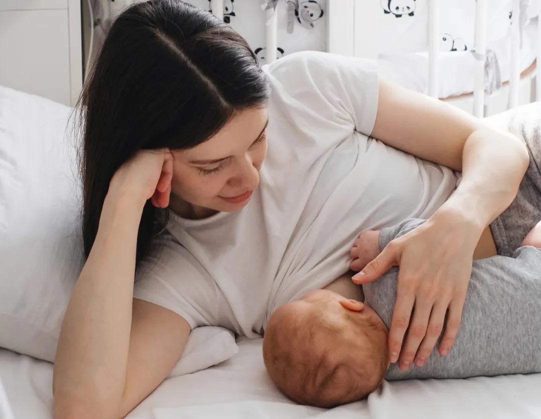 Madre lactando a su bebé.