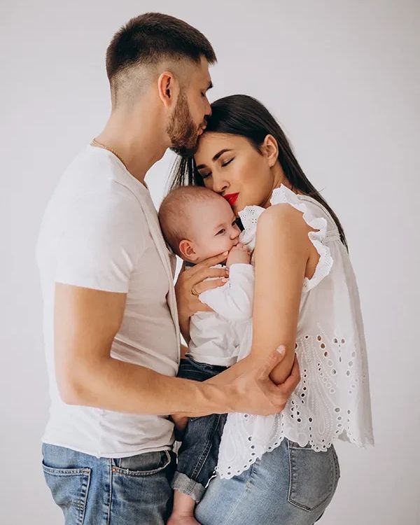 Madre y padre abrazando a su bebé