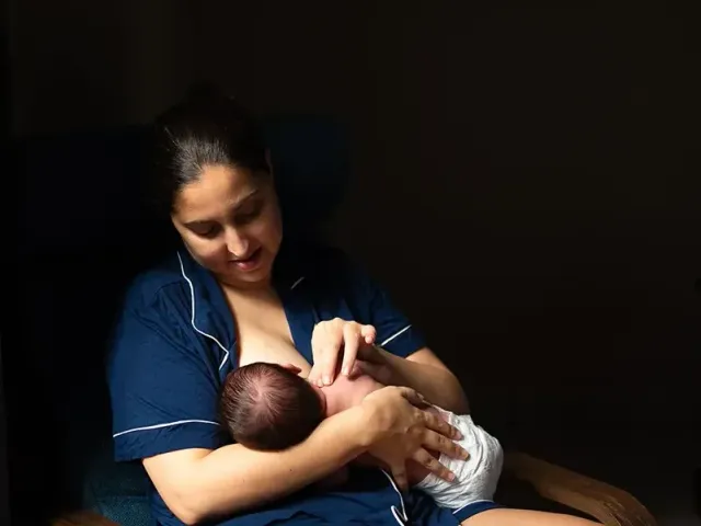 Madre amamantando a su bebé en un sillón