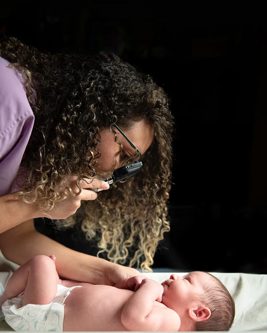 Profesional de la salud evaluando a un bebé recién nacido