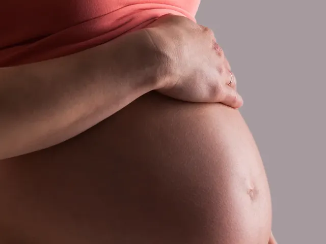Mujer embarazada sosteniendo su vientre