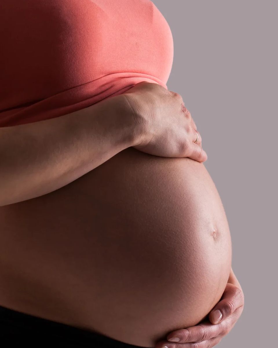 Mujer embarazada sosteniendo su vientre
